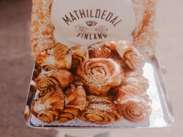 Maailman parhaat korvapuustit tarjoiluvadilla.