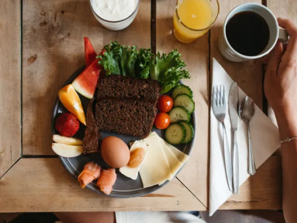 Aamiaiskattaus Café Mathildedalissa.
